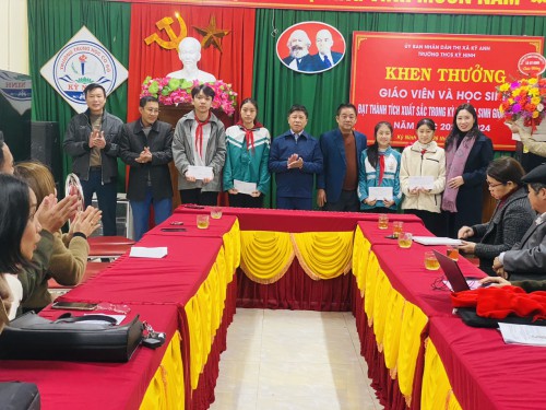 THCS Kỳ Ninh: khen thưởng giáo viên, học sinh đạt thành tích xuất sắc trong kỳ thi HSG tỉnh lớp 9...